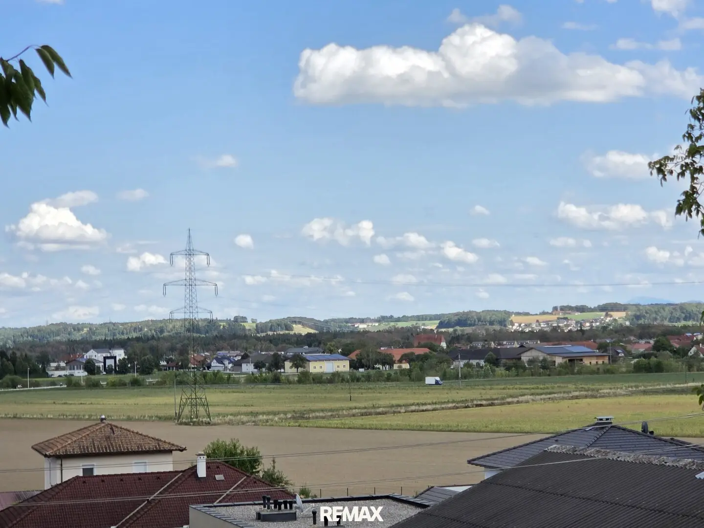Cozy view bungalow with cellar on 1,141 m² sloping plot