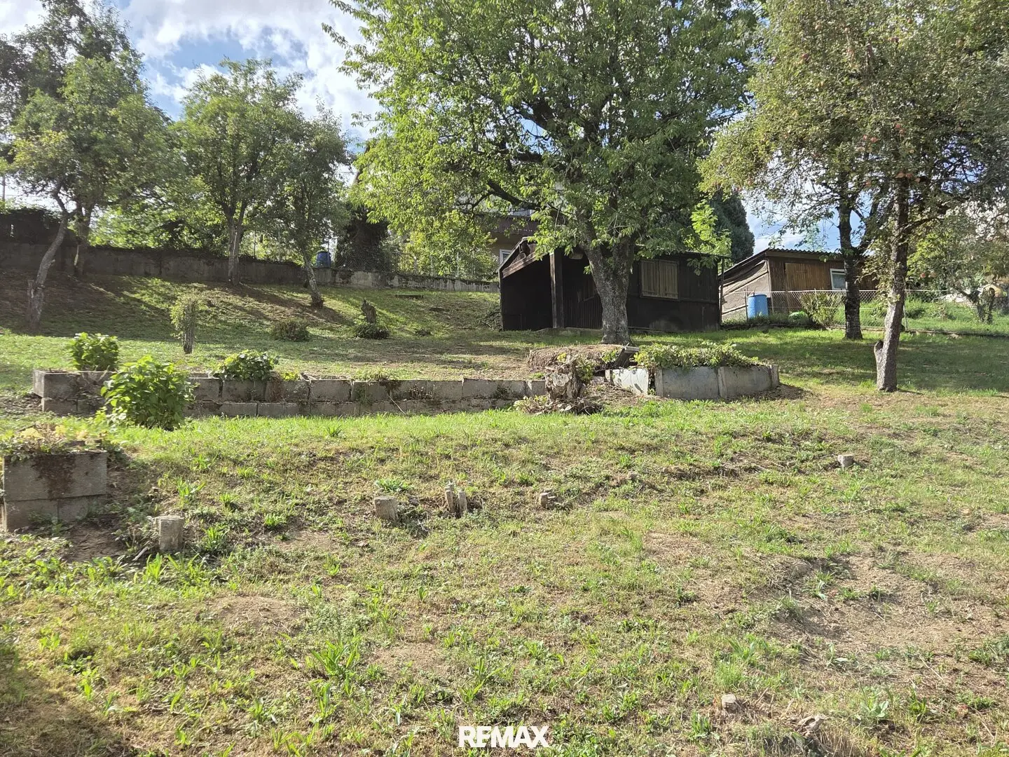 Gemütlicher AUSSICHTS-BUNGALOW mit Keller auf 1.141 m² Hanggrund