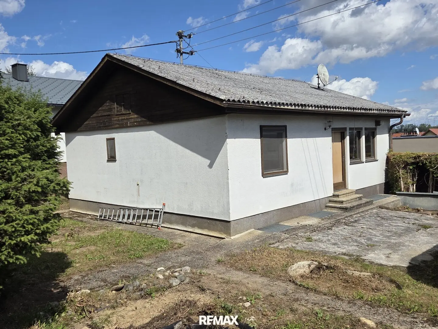 Cozy view bungalow with cellar on 1,141 m² sloping plot