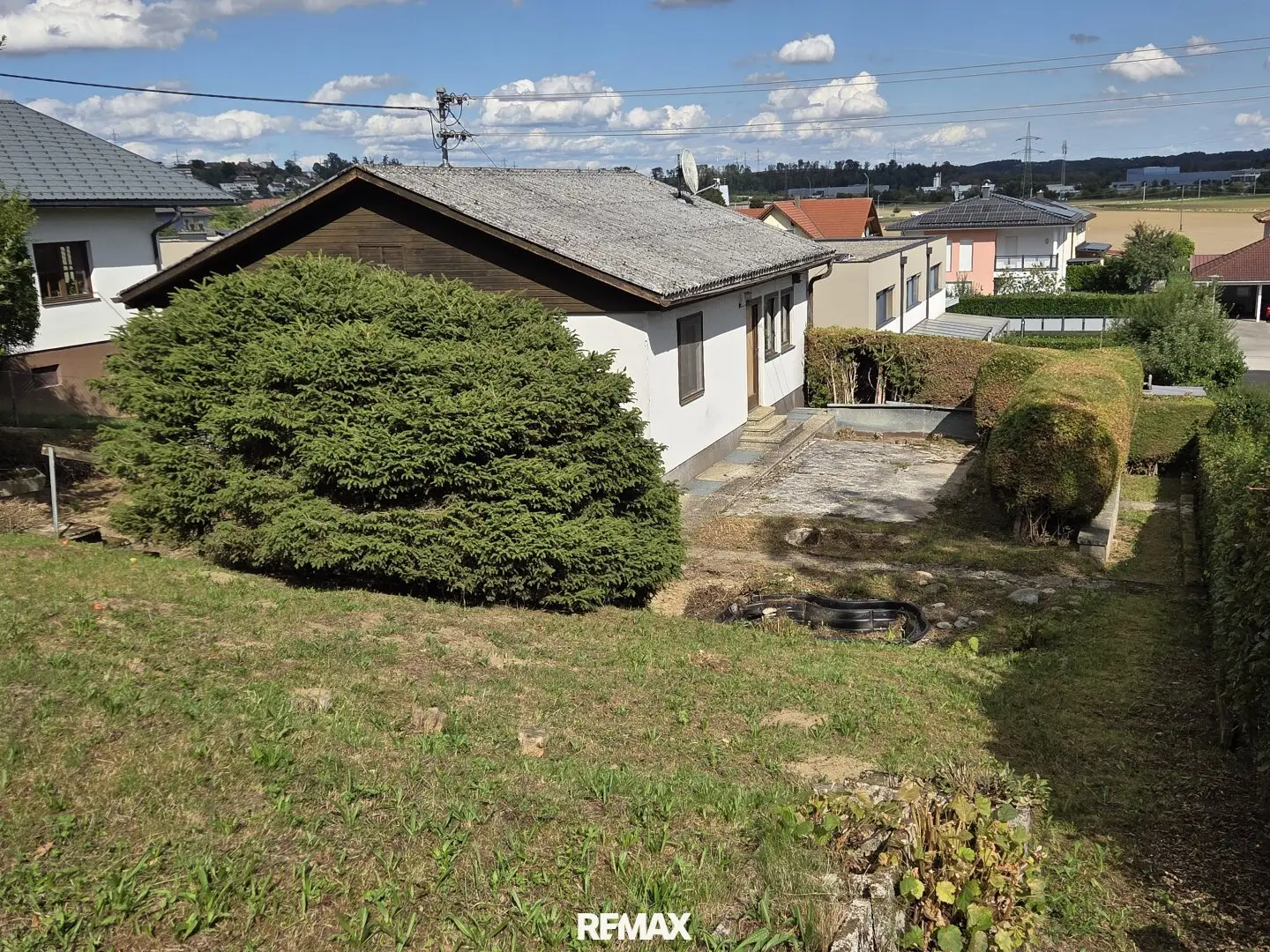 Cozy view bungalow with cellar on 1,141 m² sloping plot