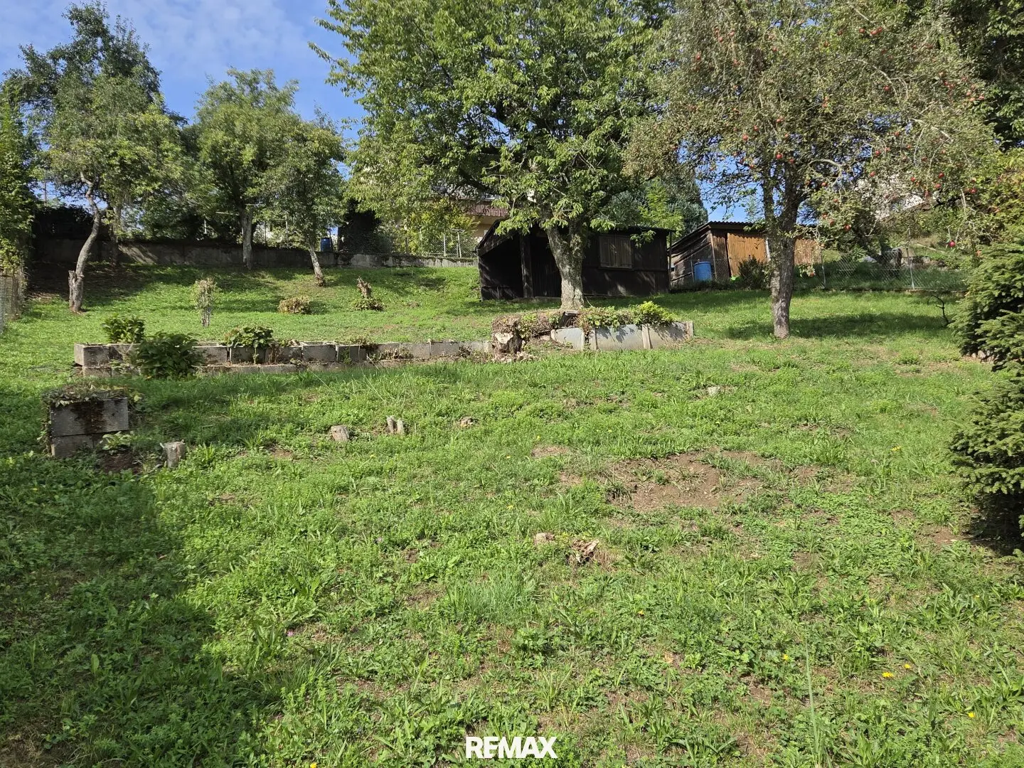 Cozy view bungalow with cellar on 1,141 m² sloping plot