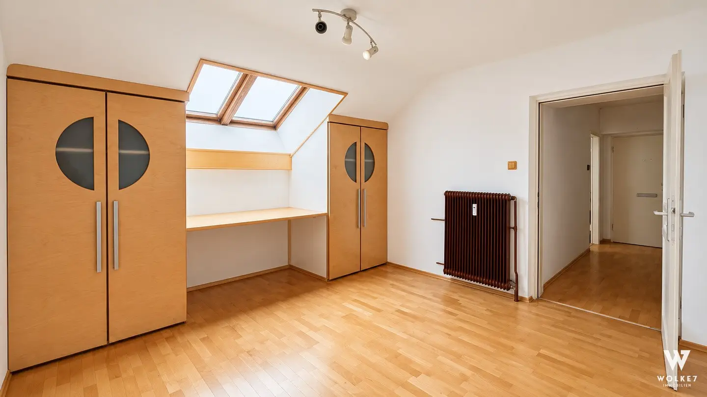 Anlegerhit: Ruhige Dachgeschosswohnung mit ca. 70 m² und WG-tauglichem Grundriss I Nahe U1 Kagraner Platz