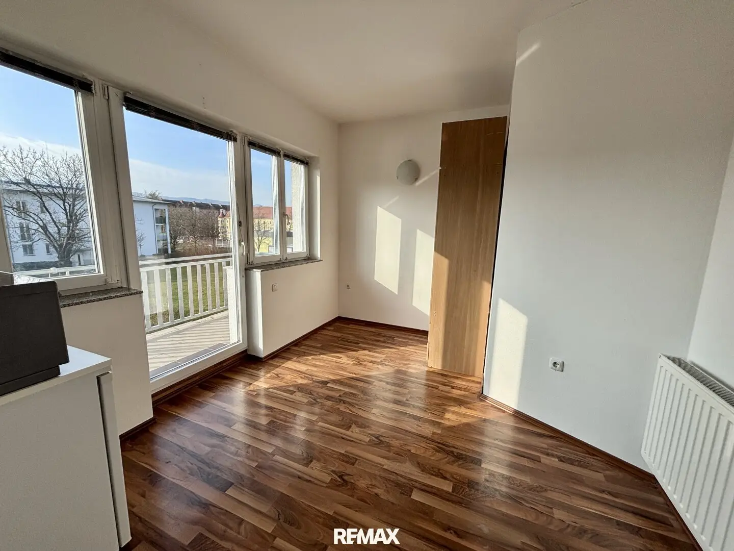 Charming mini apartment with bathroom and balcony in central location - room 15 Nearby BMW, SKF