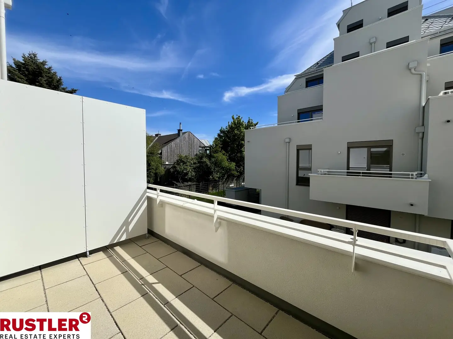 Modern Wohnung with private outdoor space in a green setting