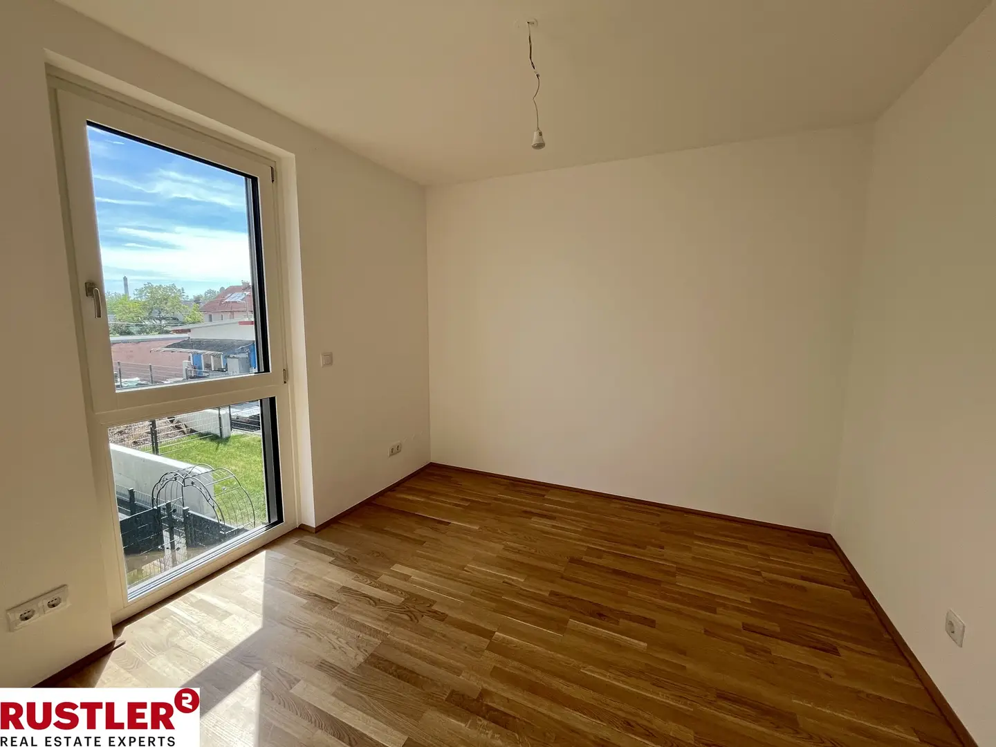 Moderne Wohnung mit privater Freifläche in grüner Lage