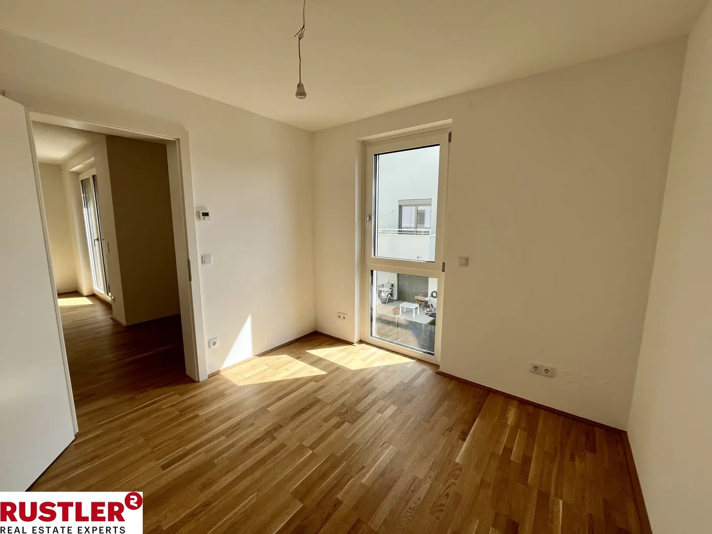 Moderne Wohnung mit privater Freifläche in grüner Lage