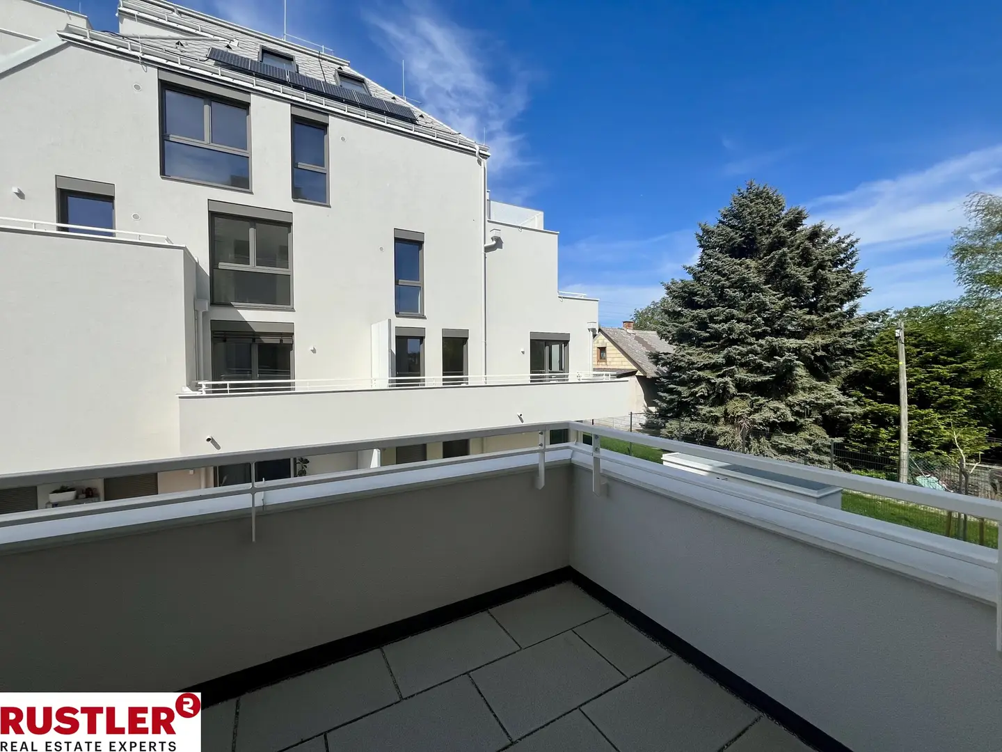 Modern gestaltete Wohnung mit Balkon in grüner Lage
