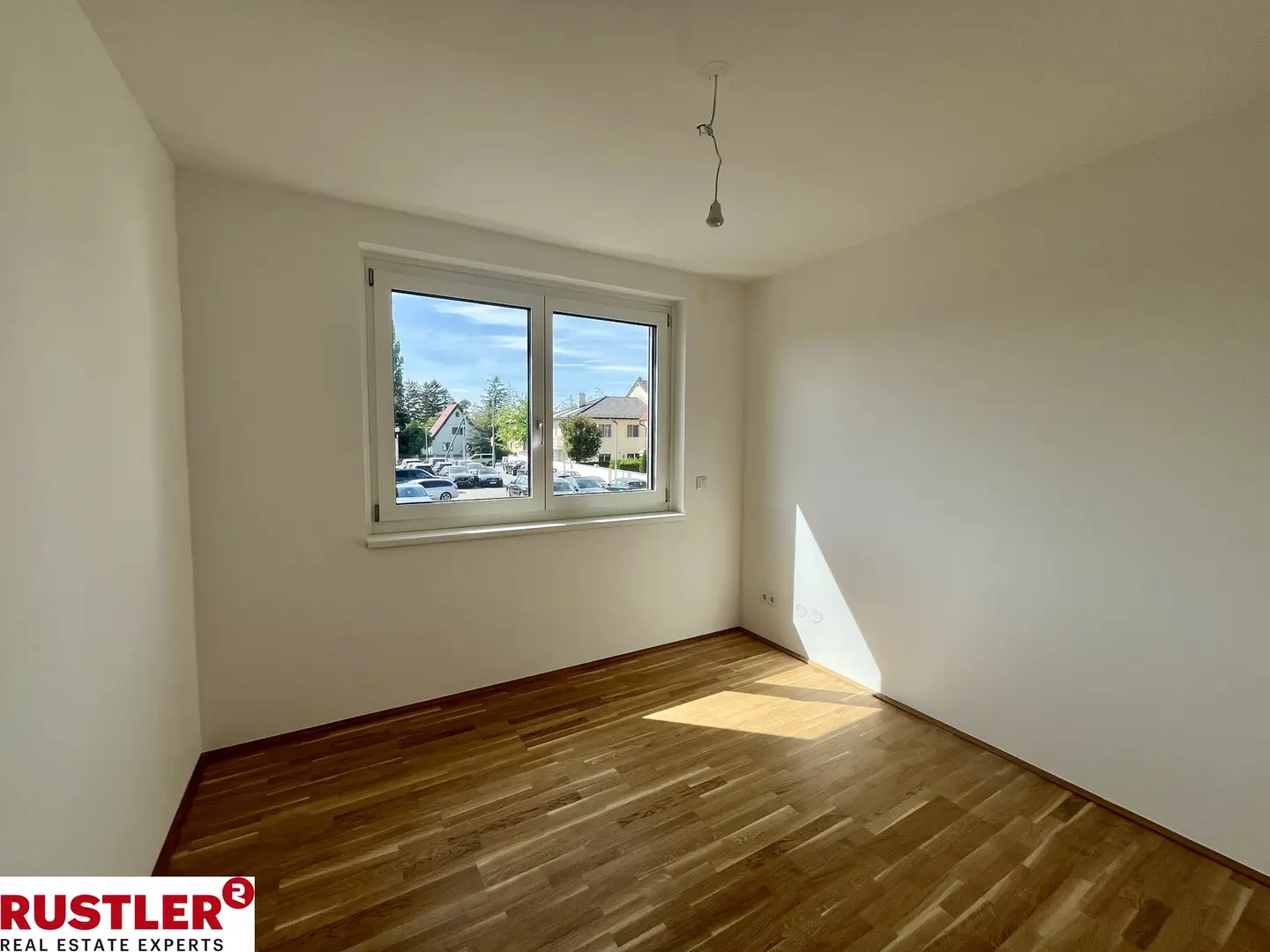 Modern gestaltete Wohnung mit Balkon in grüner Lage