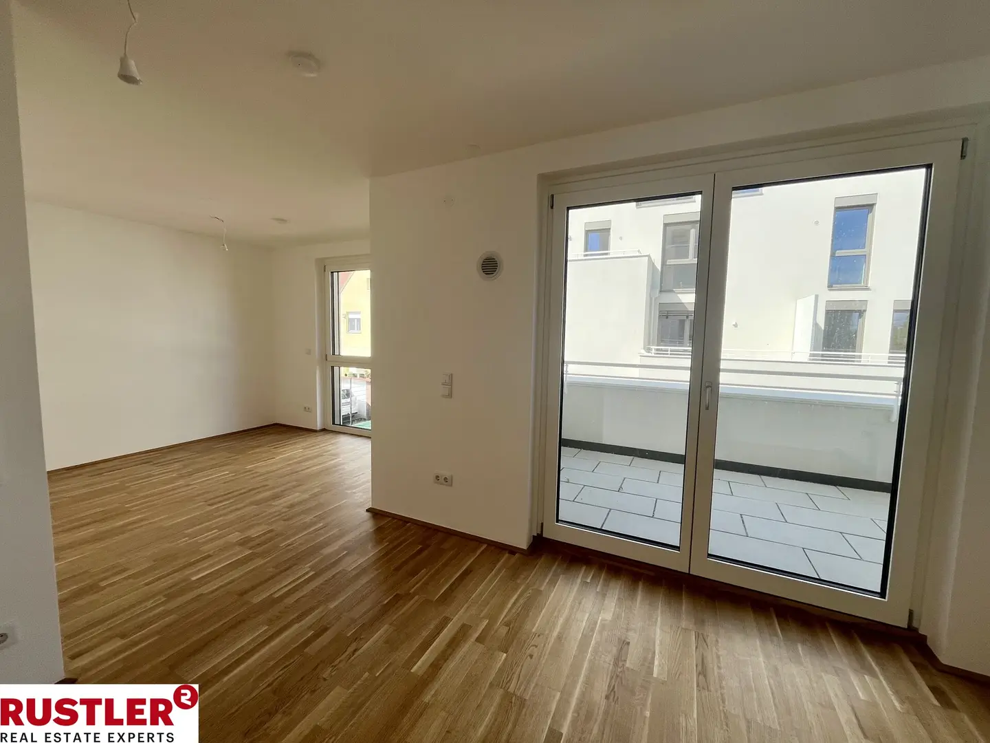 Modern gestaltete Wohnung mit Balkon in grüner Lage