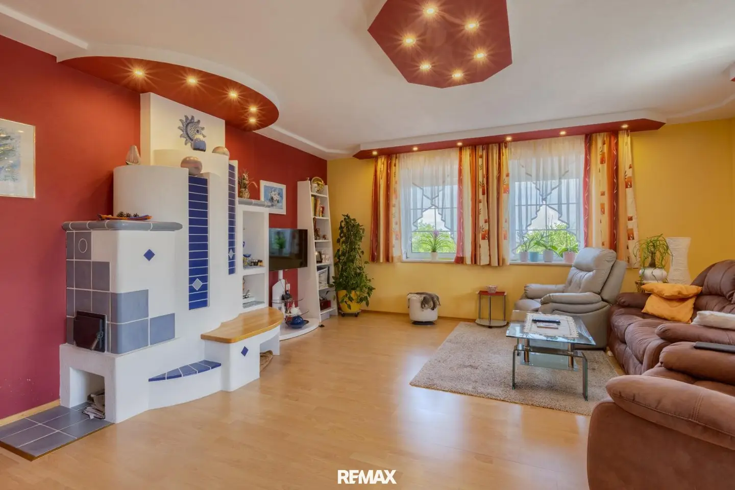 Bungalow with separate living area and magnificent distant view
