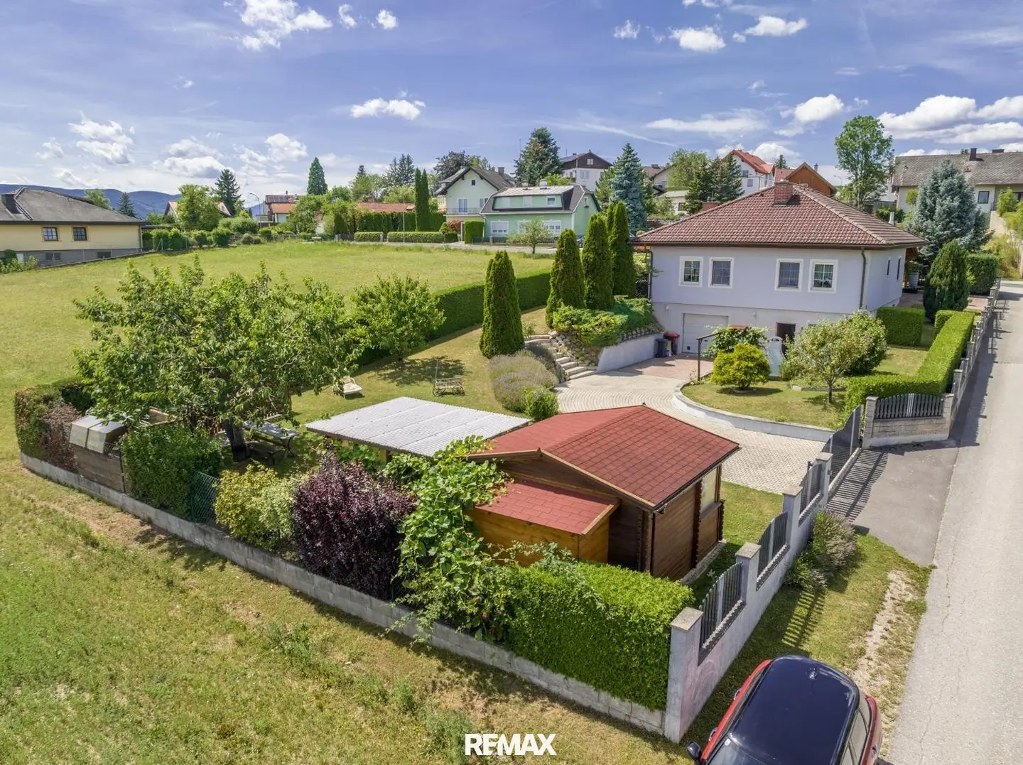Bungalow with separate living area and magnificent distant view