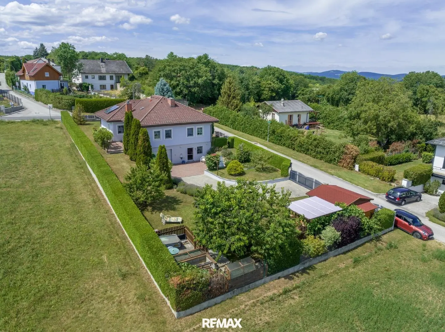 Bungalow with separate living area and magnificent distant view