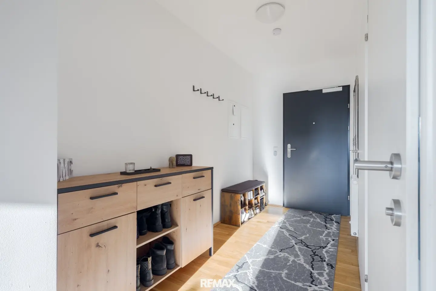 Modern 2-room apartment with balcony, view &amp; garage parking space