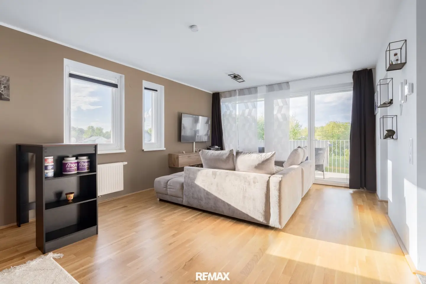 Modern 2-room apartment with balcony, view &amp; garage parking space