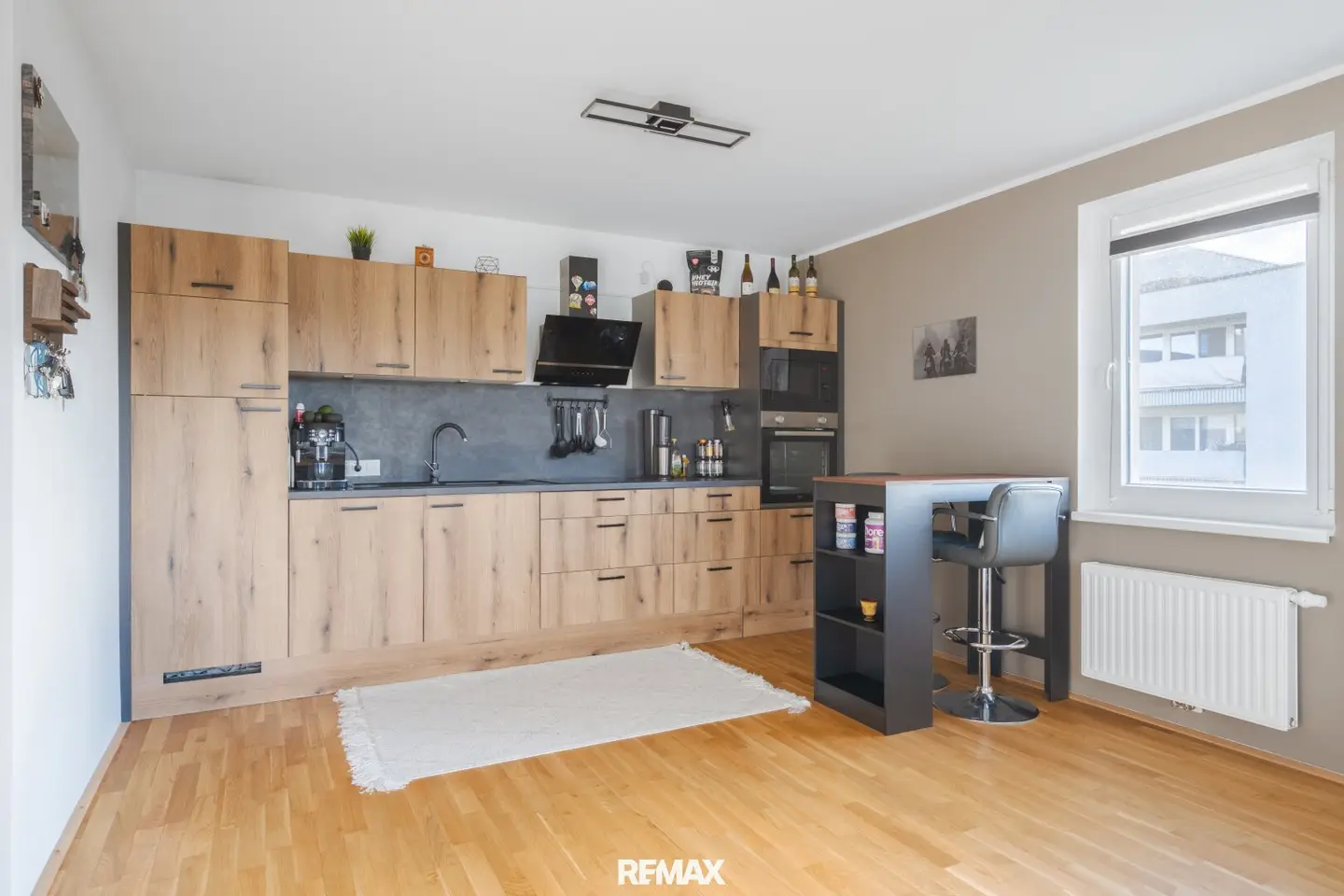Modern 2-room apartment with balcony, view &amp; garage parking space