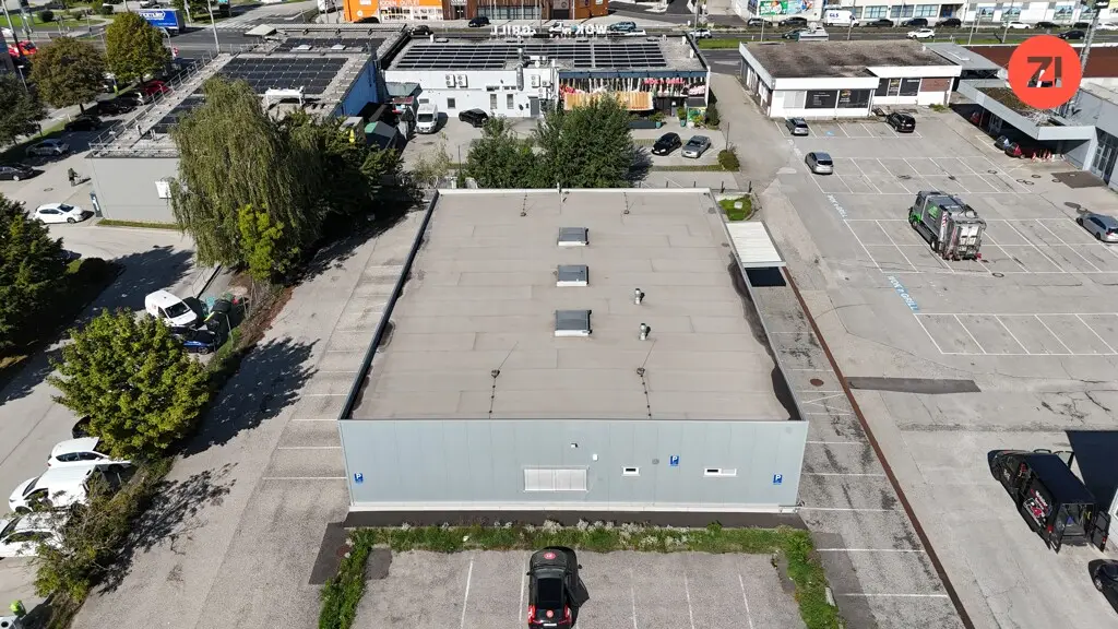 Convenient location near Linz with 42 parking spaces Apartment