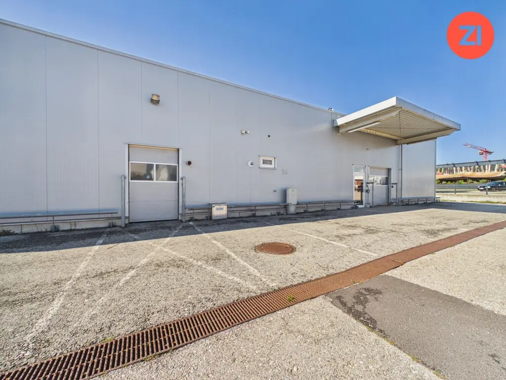 Convenient location near Linz with 42 parking spaces Apartment
