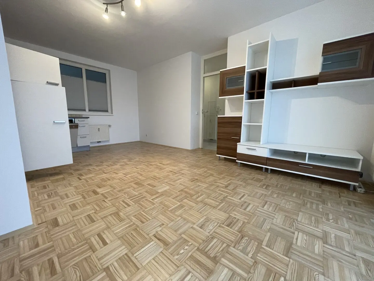 Helle 2-Zimmer-Wohnung mit großer Loggia und Tiefgaragenstellplatz
