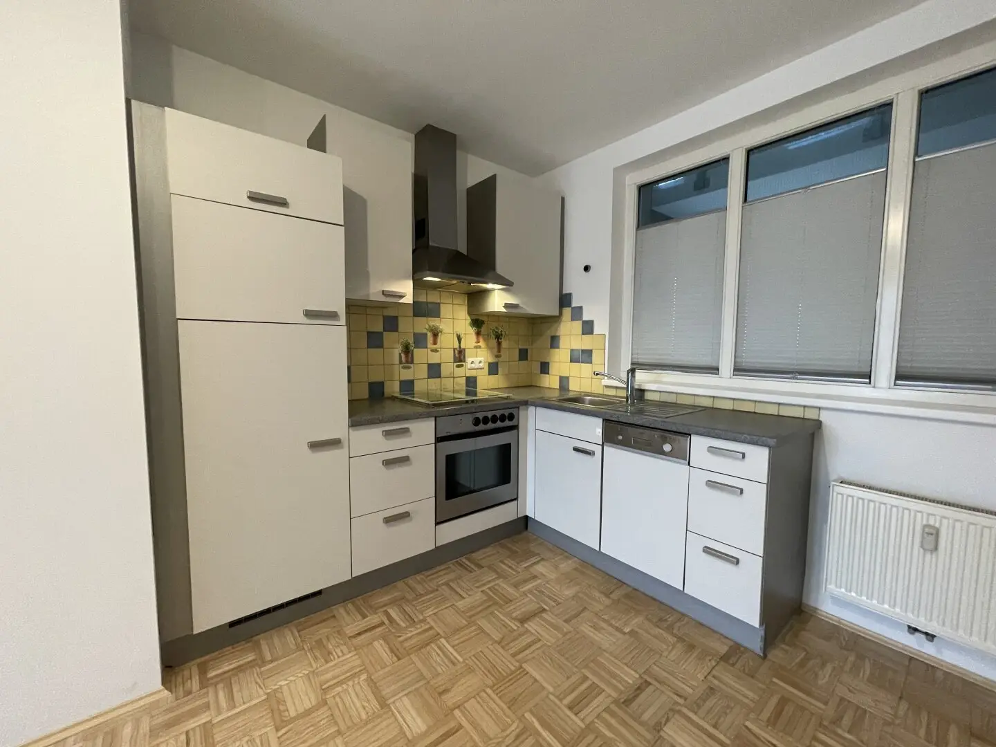 Helle 2-Zimmer-Wohnung mit großer Loggia und Tiefgaragenstellplatz