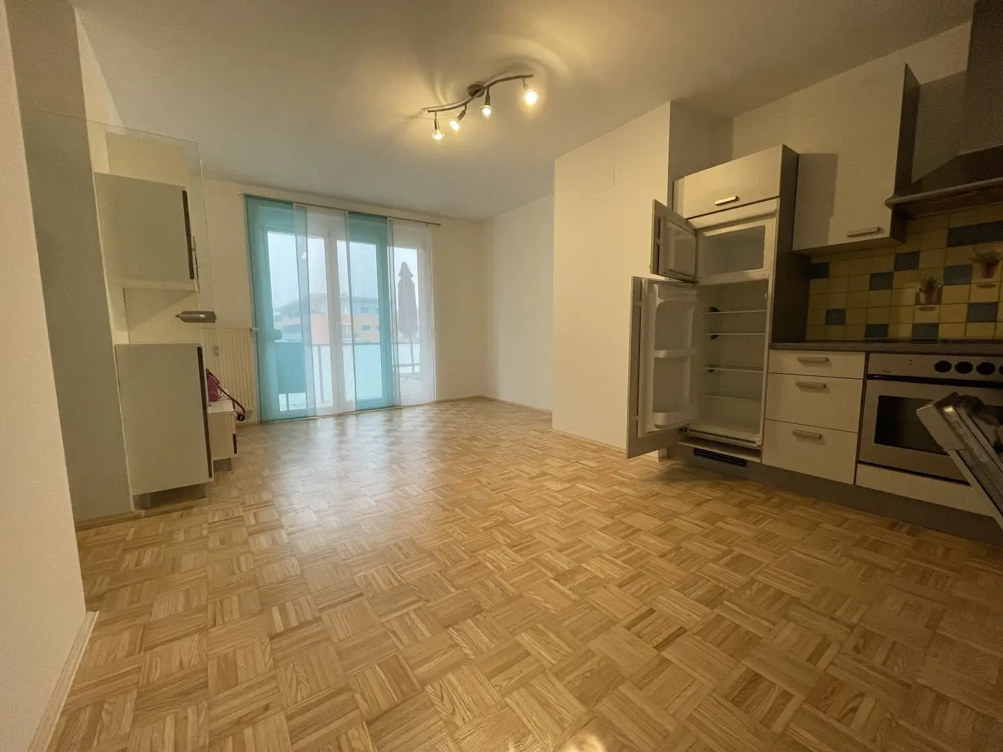 Helle 2-Zimmer-Wohnung mit großer Loggia und Tiefgaragenstellplatz