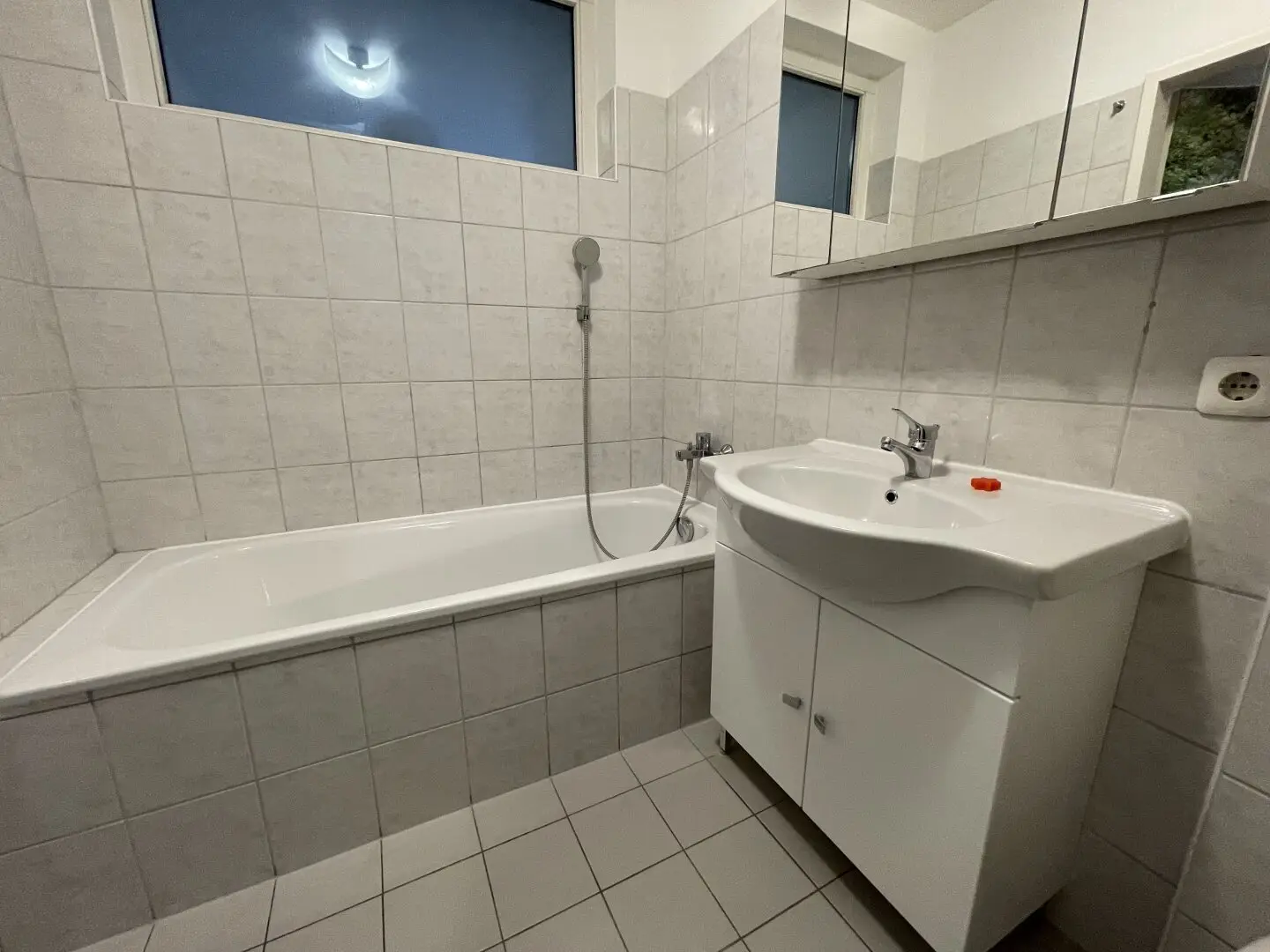 Helle 2-Zimmer-Wohnung mit großer Loggia und Tiefgaragenstellplatz