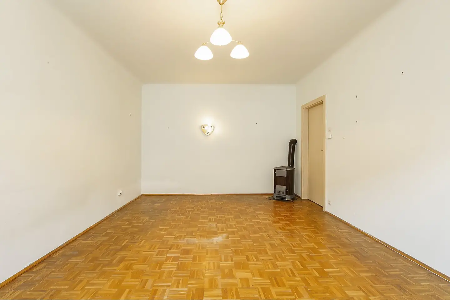 Nußwaldgasse - renovation required new build studio with separate fitted kitchen for sale