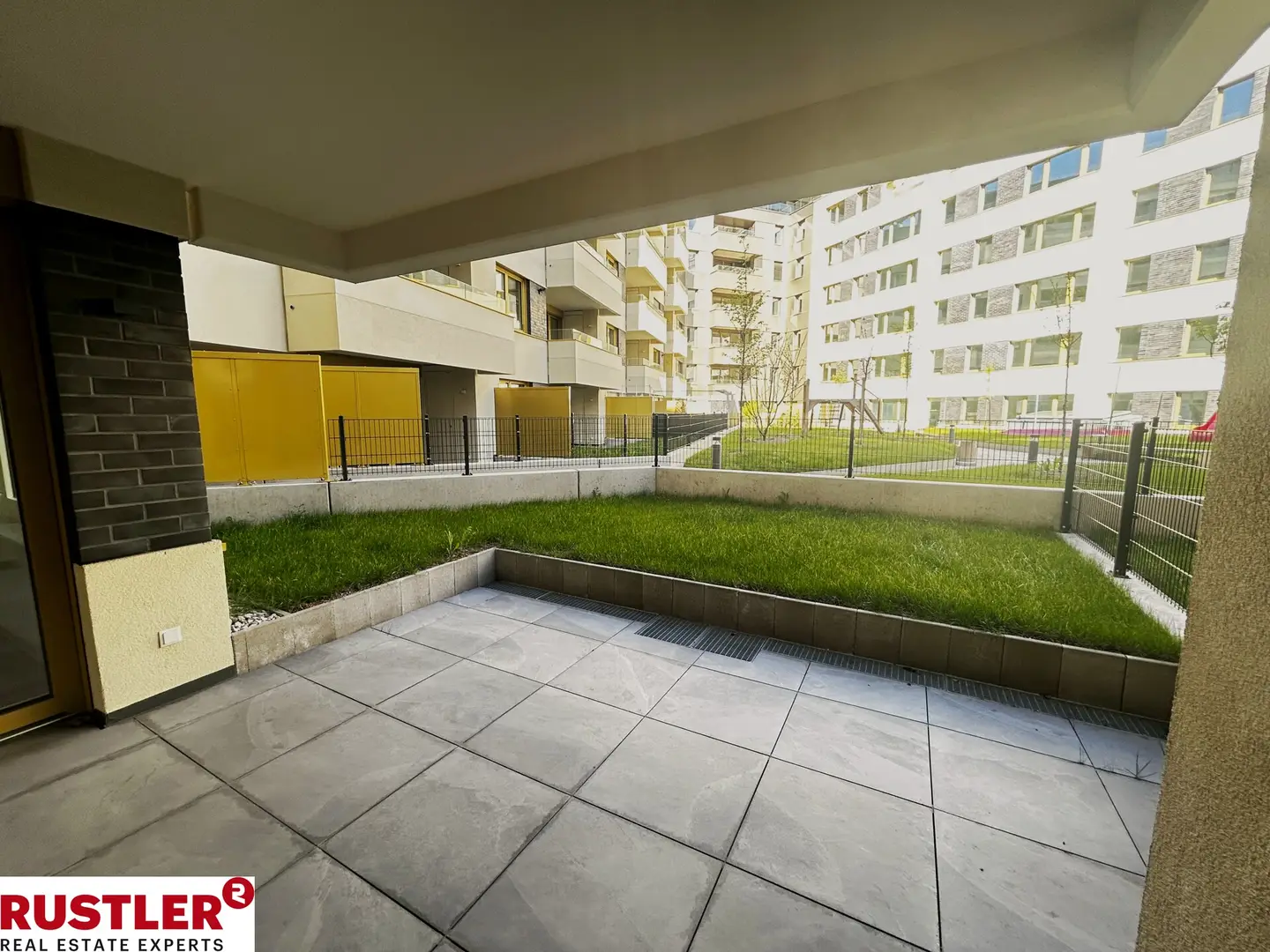 Newly built apartment near main train station with high quality finishes