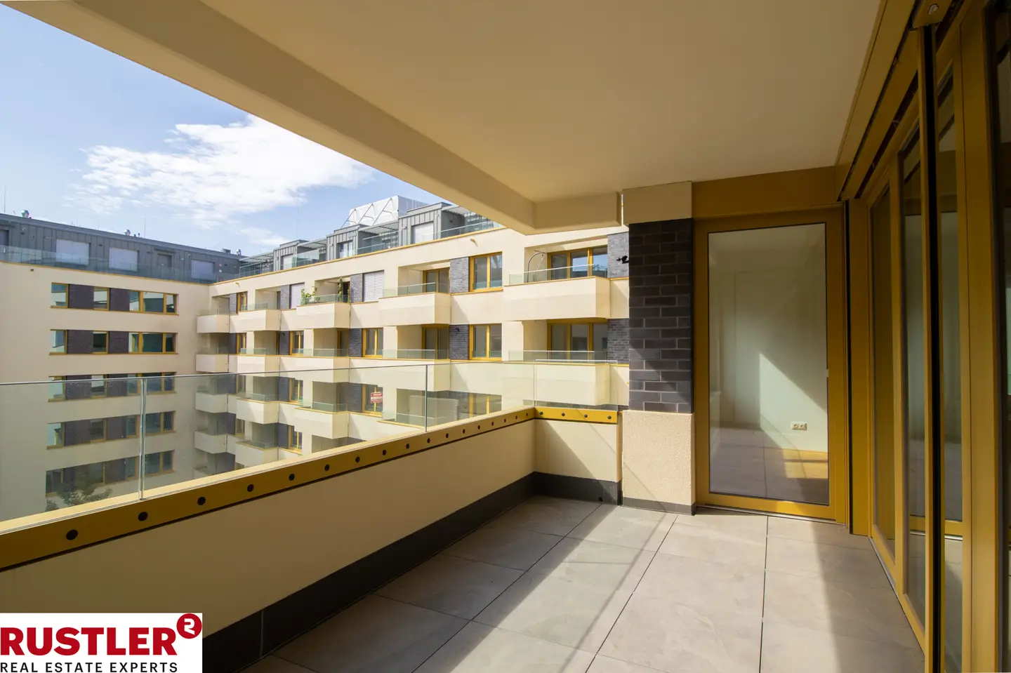 High quality apartment near main station with loggia