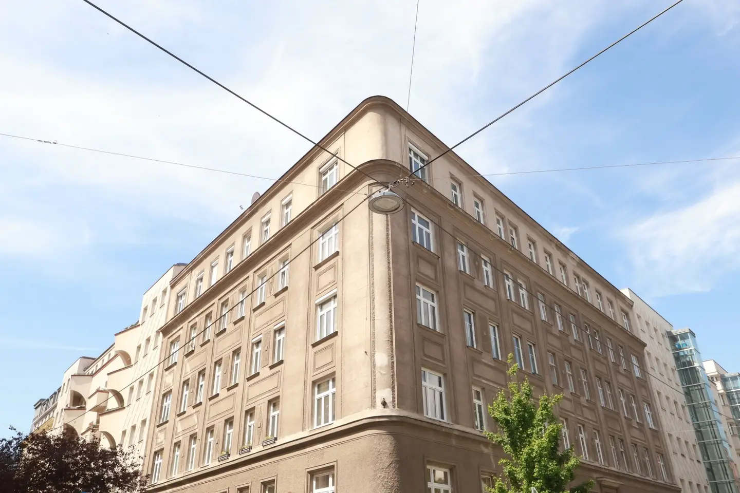 SONNIGER ALTBAU!