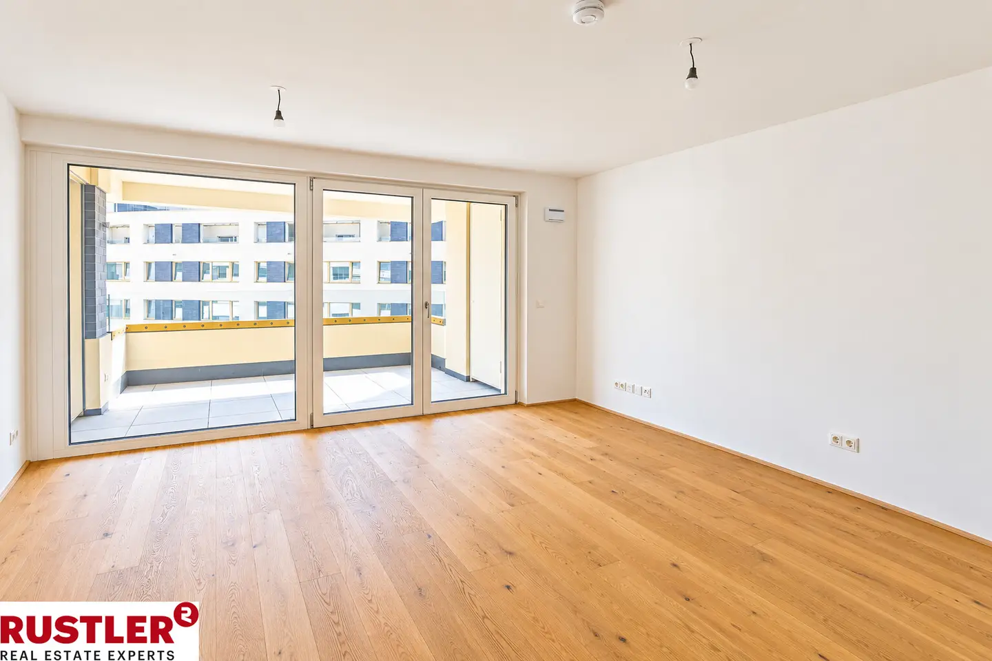 Newly available apartment near main station with loggia
