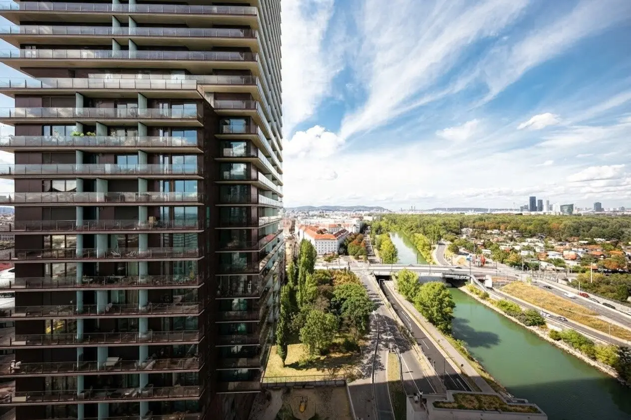 Hoch oben zuhause: Top Wohnung mit Balkon und sensationellem Ausblick I Rooftop-Pool I Concierge-Service I Gemeinschaftsflächen