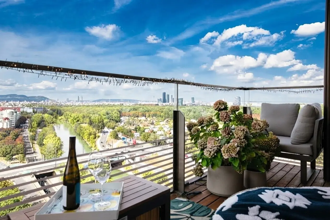 Hoch oben zuhause: Top Wohnung mit Balkon und sensationellem Ausblick I Rooftop-Pool I Concierge-Service I Gemeinschaftsflächen