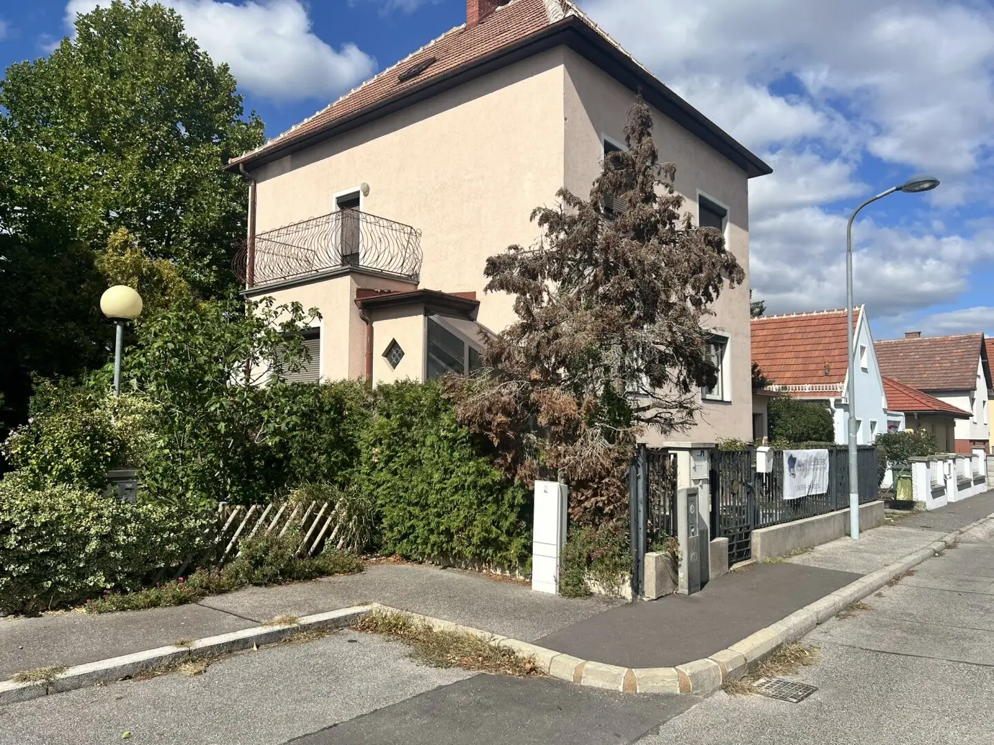 Charming single family house in need of renovation in Sleeping Beauty sleep seeks new owner family (!)