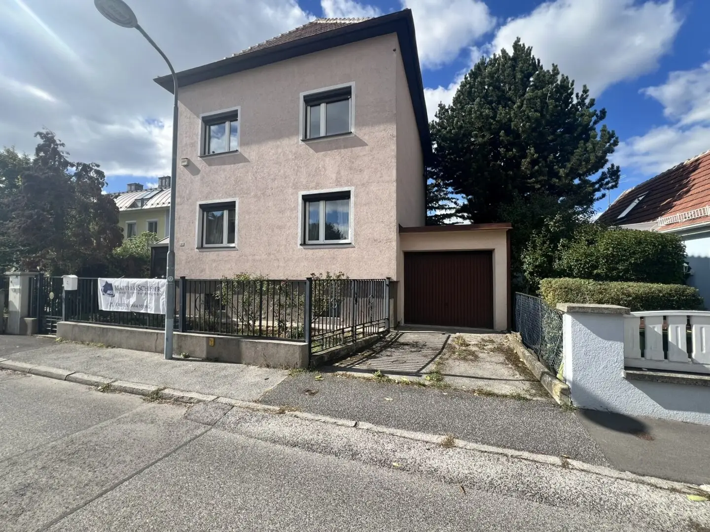 Charming single family house in need of renovation in Sleeping Beauty sleep seeks new owner family (!)