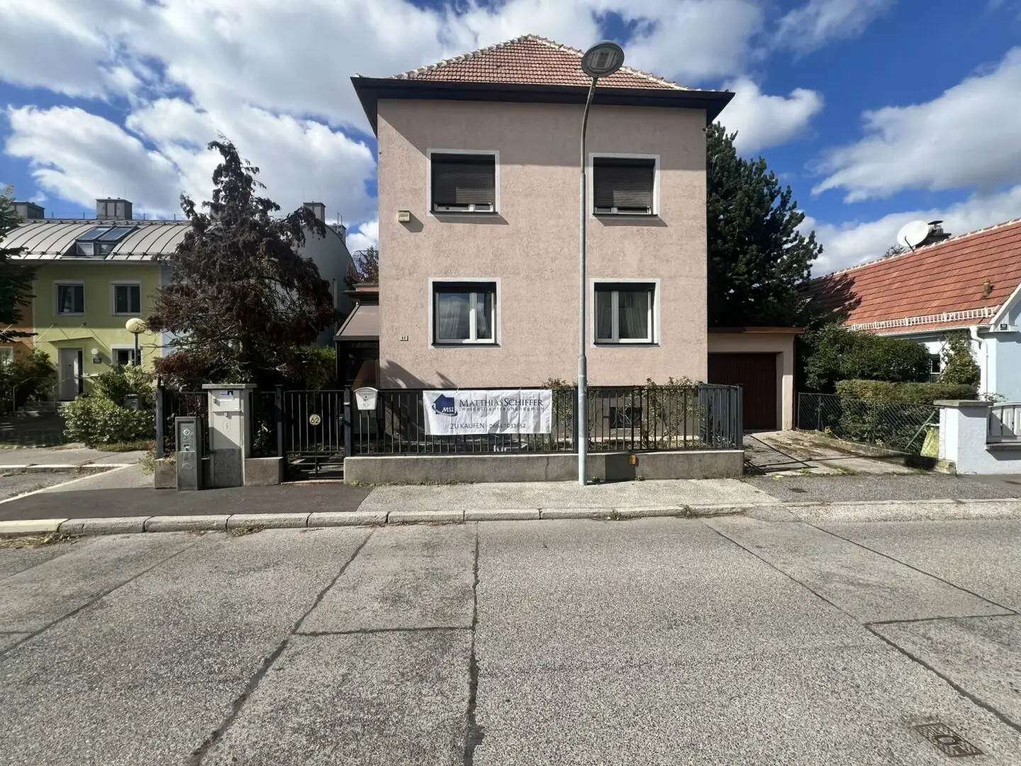 Charming single family house in need of renovation in Sleeping Beauty sleep seeks new owner family (!)