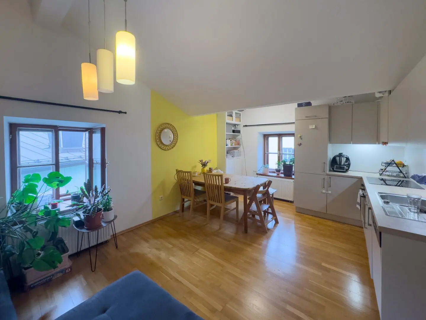 ZENTRALE LAGE - 3-ZIMMER-ALTSTADTWOHNUNG