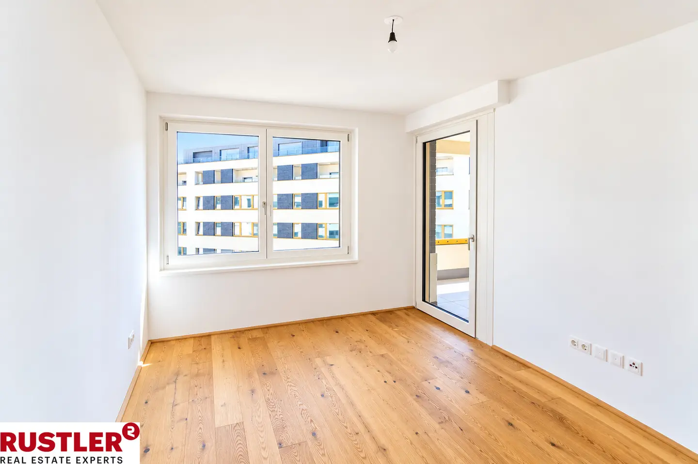 Bright penthouse near main station with high quality fittings