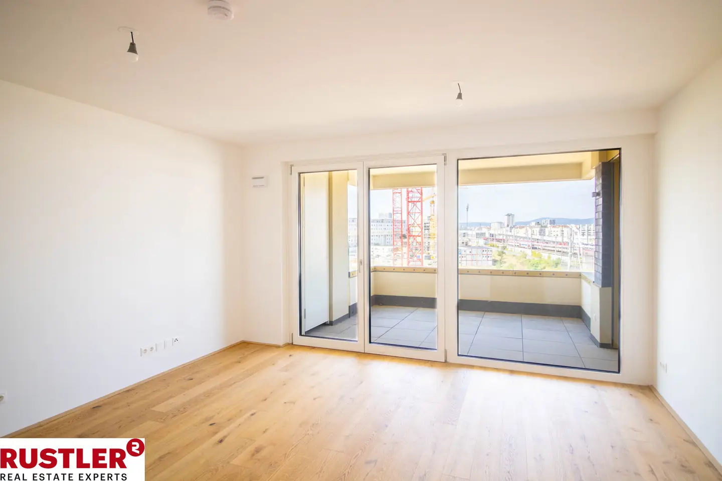 Dachgeschosswohnung with loggia close to main station