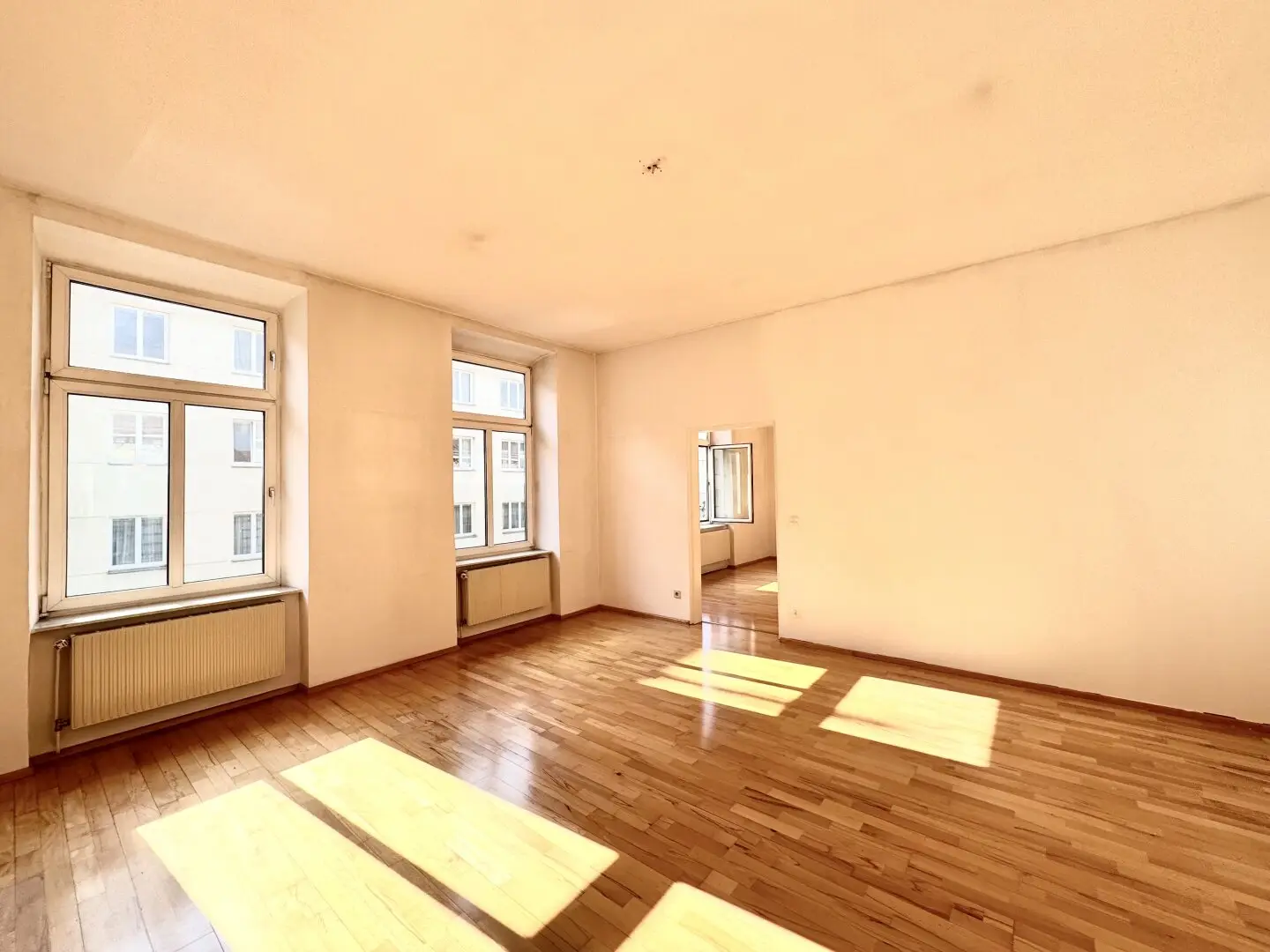 Bright 3.5-room old building apartment on 3rd floor Next to Neubaugasse