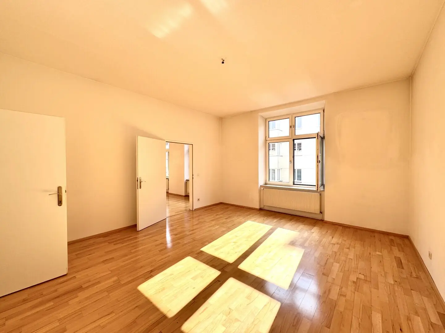 Bright 3.5-room old building apartment on 3rd floor Next to Neubaugasse