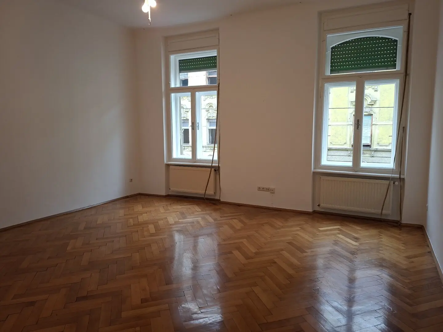 Dreamlike bright and well laid out 83.73m² old building apartment (1st floor) near Herz-Jesu Church