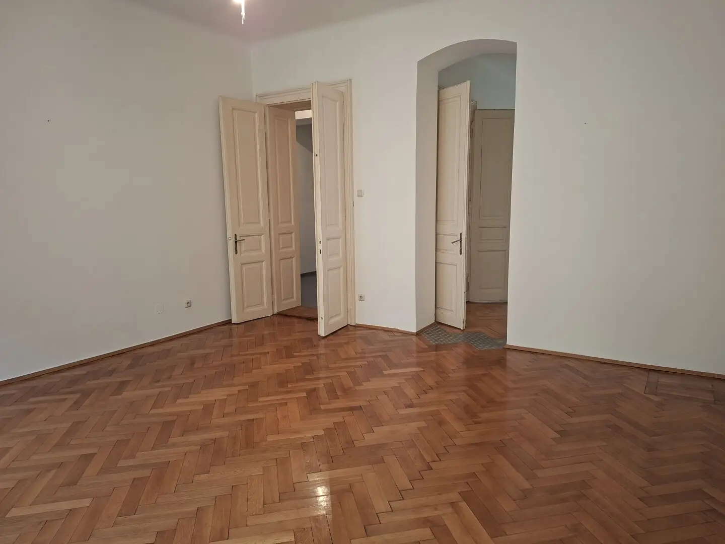 Dreamlike bright and well laid out 83.73m² old building apartment (1st floor) near Herz-Jesu Church