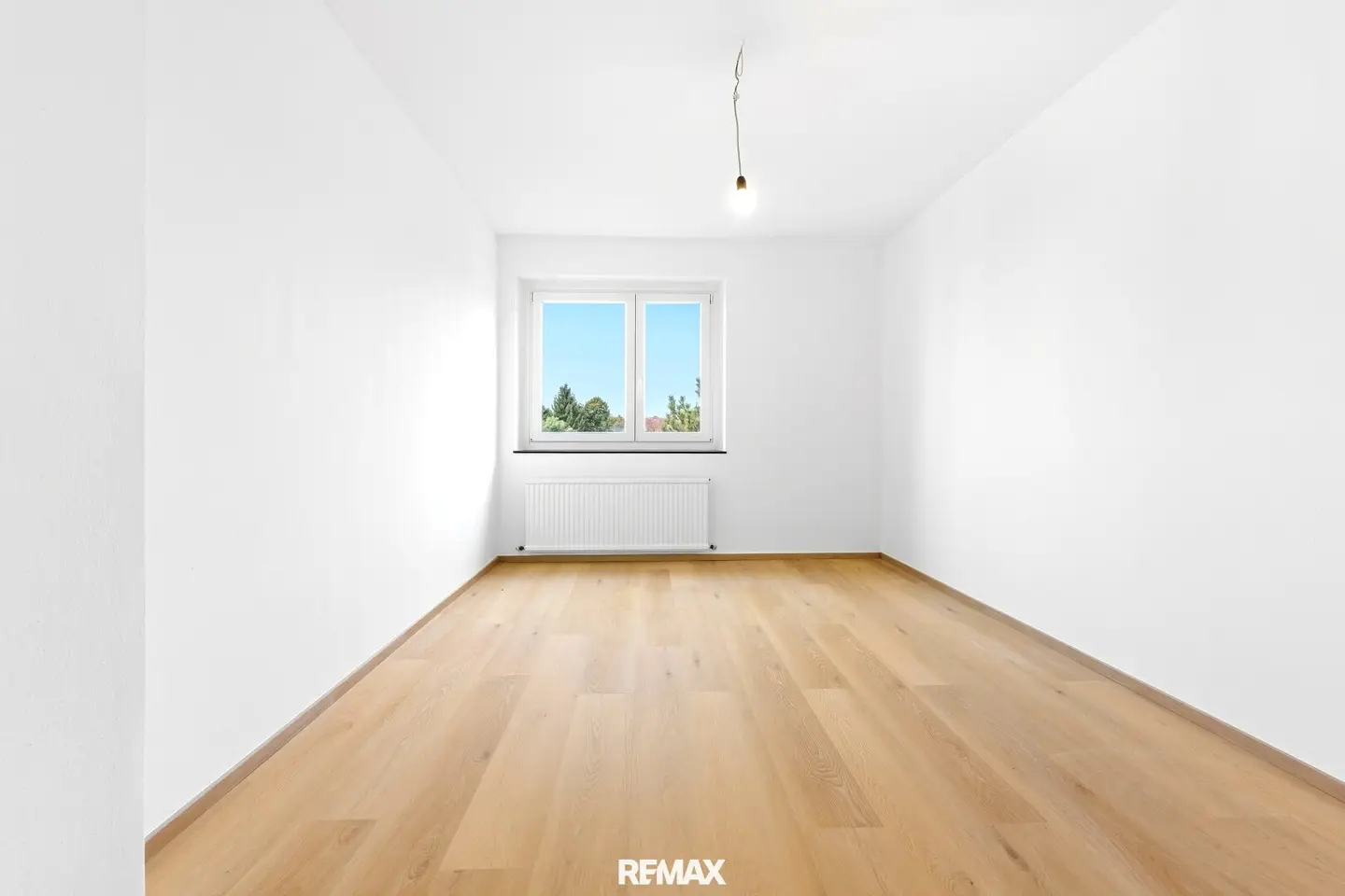 Spacious 3-room apartment with sunny loggia, lots of greenery and splendid view