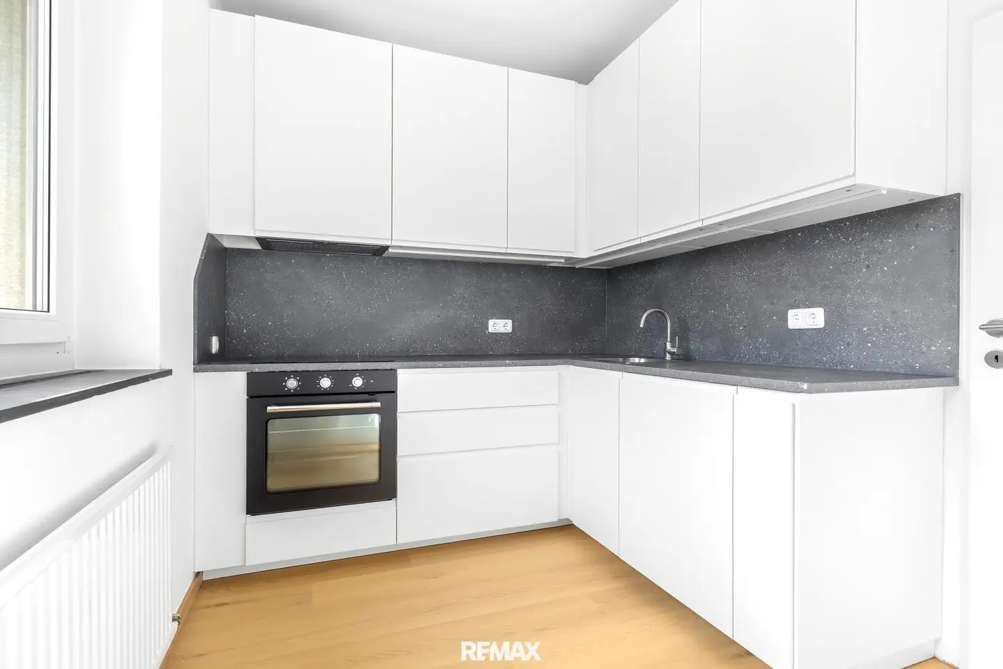 Spacious 3-room apartment with sunny loggia, lots of greenery and splendid view