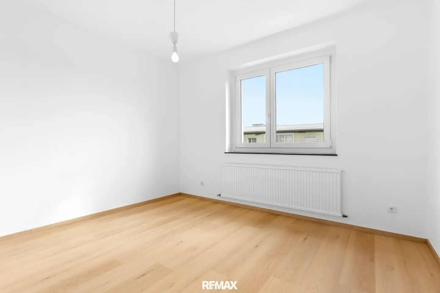 Spacious 3-room apartment with sunny loggia, lots of greenery and splendid view