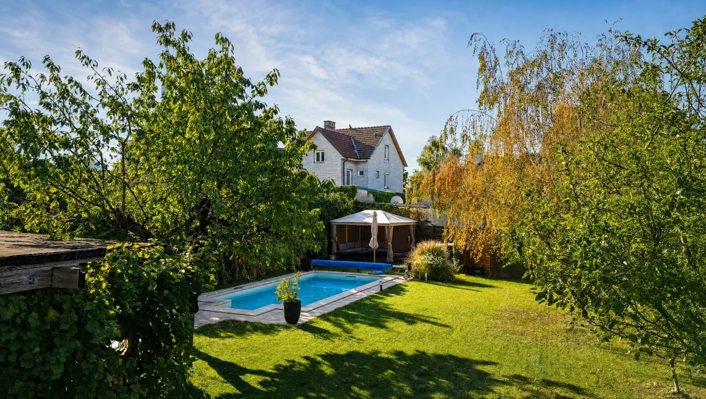 Beheizter Salzwasser-Pool, Sauna, Weinkeller: Großzügiges Familienhaus mit Südgarten in Ruhelage an der Alten Donau