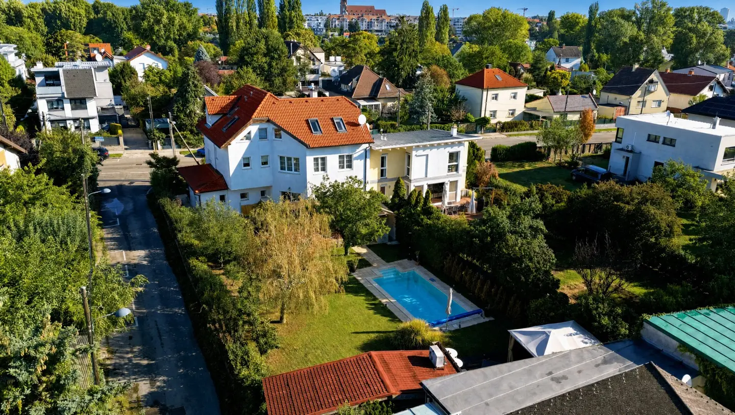 Beheizter Salzwasser-Pool, Sauna, Weinkeller: Großzügiges Familienhaus mit Südgarten in Ruhelage an der Alten Donau