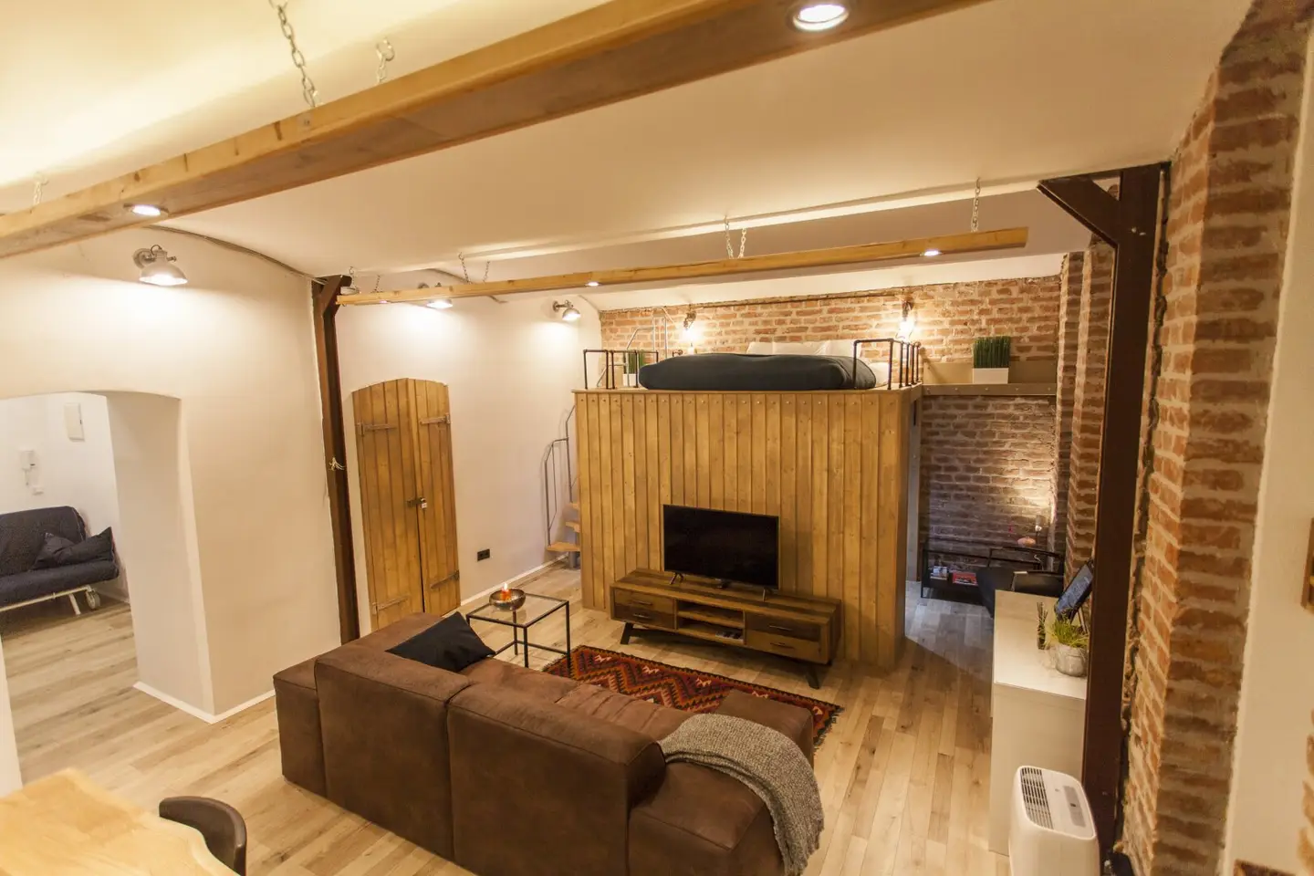 Modern basement loft in old building style ~ Compactly furnished ~ Near AKH ~ Good public transport connections