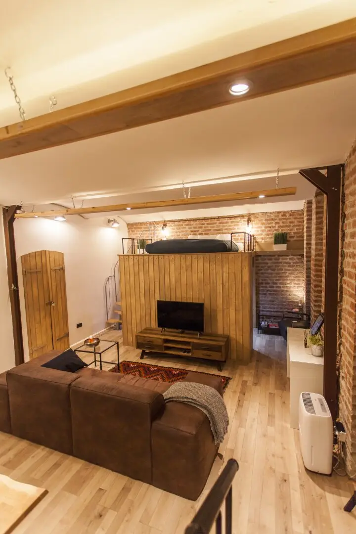 Modern basement loft in old building style ~ Compactly furnished ~ Near AKH ~ Good public transport connections