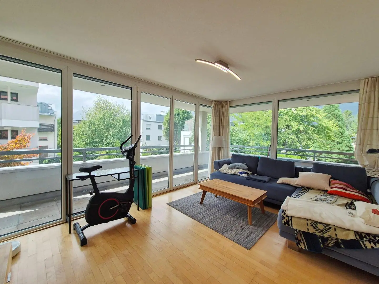 Lichtdurchflutete Wohnung mit großer Terrasse und Carport
